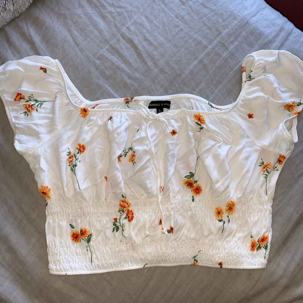 🚨FINAL SALE MUST GO🚨KENDALL & KYLIE 🌻FLORAL CROP TOP🌻